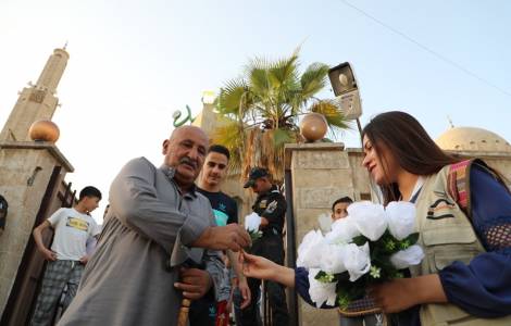 ASIA/IRAQ - In Mosul, young Christians distribute roses to Muslims for the Eid al Fitr festival