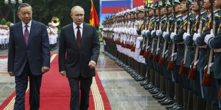 Putin meets Vietnamese leaders as US accelerates military build-up in Asia