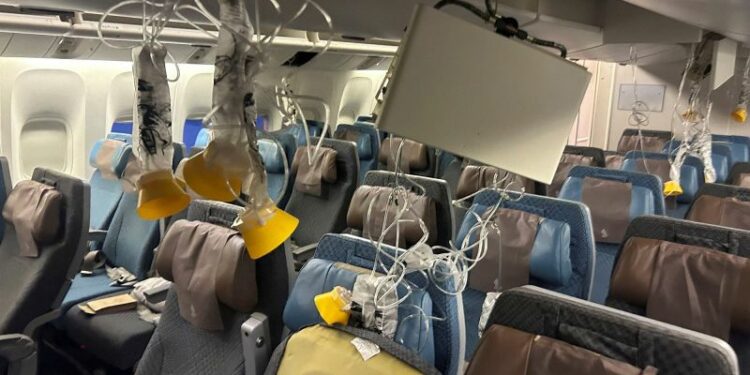 Passengers on SQ321 Singapore Airlines flight describe nightmare at 37,000 feet
