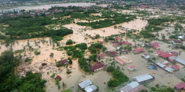 Indonesia floods, landslide kill 21, with 6 missing