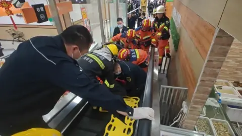 Shanghai Fire Department The trapped woman was rescued by the fire department