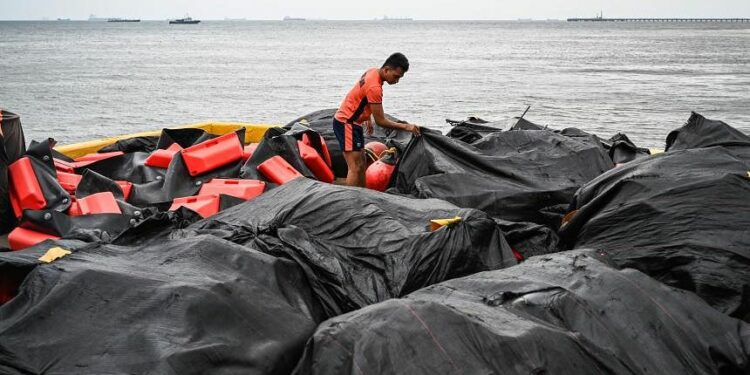 Philippines races to avoid ‘environmental catastrophe’ from oil spill