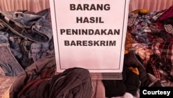 A pile of used clothing confiscated by police detectives who are part of the Anti-Illegal Imports Task Force. (Courtesy Indonesian Trade Ministry)