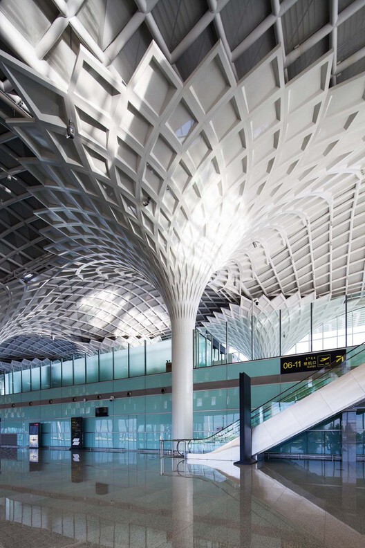 Shaping Space with Curves: Exploring the Architectural Fluidity of 4 Modern Airport Projects in South and East Asia - Image 6 of 11