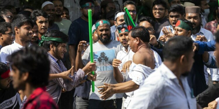 Manifestantes agreden a partidarios de ex primera ministra de Bangladesh