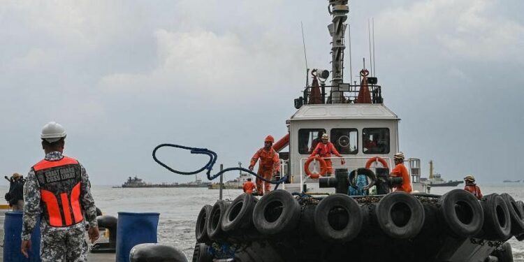 Philippines begins transfer of oil cargo from sunken tanker