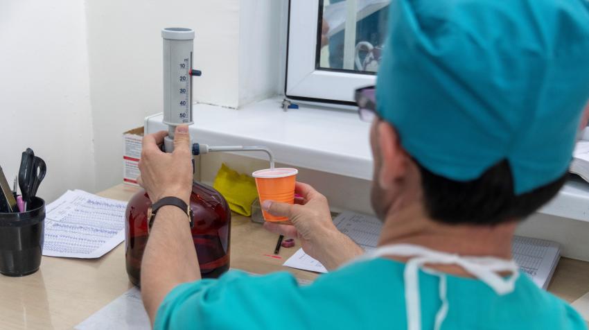 A doctor dispenses methadone at an OAT site in Dushanbe, Tajikistan. Hugh Siegel/ICAP. March 2018