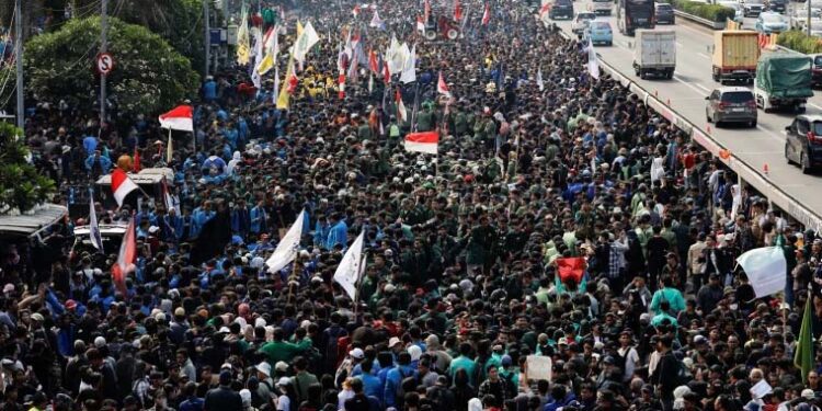 Massive Rotests Sweep Indonesian Cities As The President Prepares For Transition