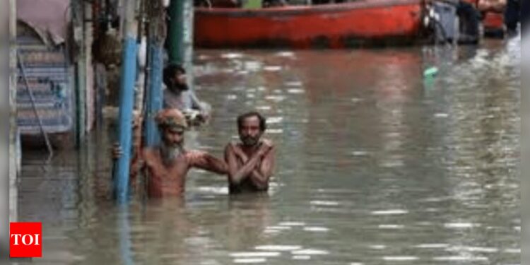 Bangladesh floods leave 71 dead, fears of waterborne disease rise