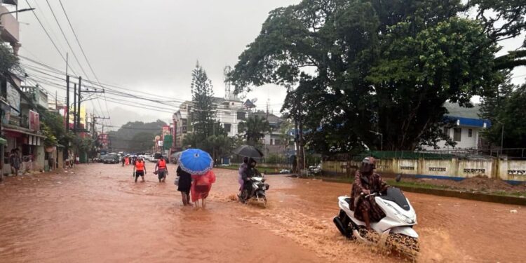 Heavy rains trigger flooding in Myanmar border town