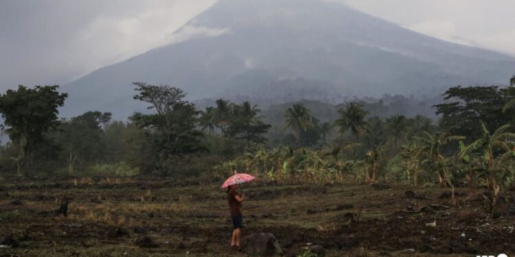 Hundreds flee after Philippine volcano warning