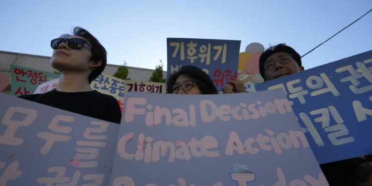 Tens of thousands in South Korea protest lack of climate progress