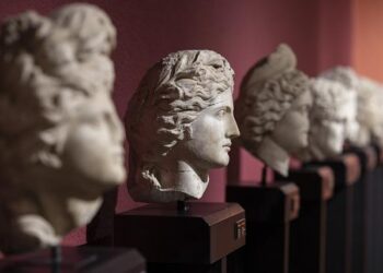 Art Institute of Chicago returns ancient Nepali sculpture, after researchers learned it had been stolen – WBEZ Chicago
