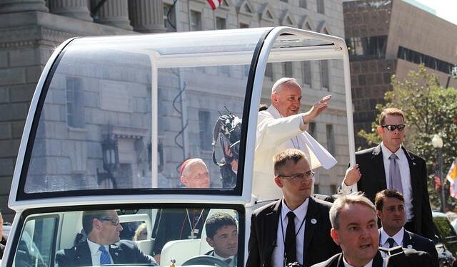 Thousands of people greet Pope Francis as he arrives in Timor-Leste – Vatican News – English