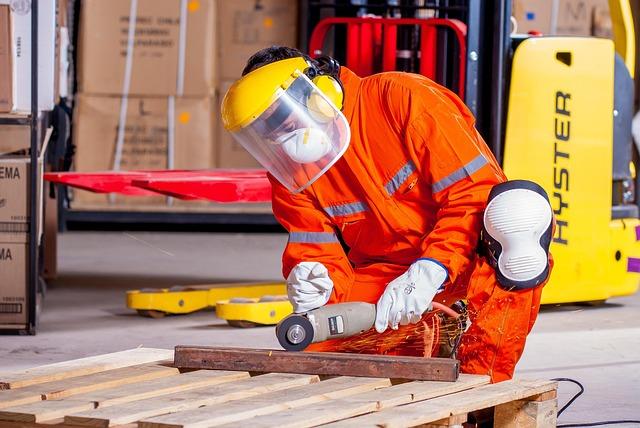 Worker Safety Regulations: Evaluating Current⁢ Standards in the Manufacturing Sector