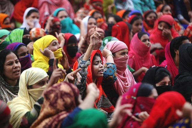 Bangladesh Police Respond to Islamist⁢ March with Tear Gas in ‌Dhaka