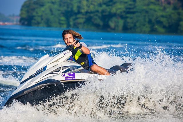 Surviving the Waves: Lifesaving Tips for passengers⁣ on Recreational Watercraft