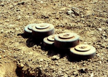 Inside the dangerous mission to find and clear landmines in Cambodia – CBS News