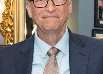 Bill Gates tries durian during trip to Singapore – VnExpress International