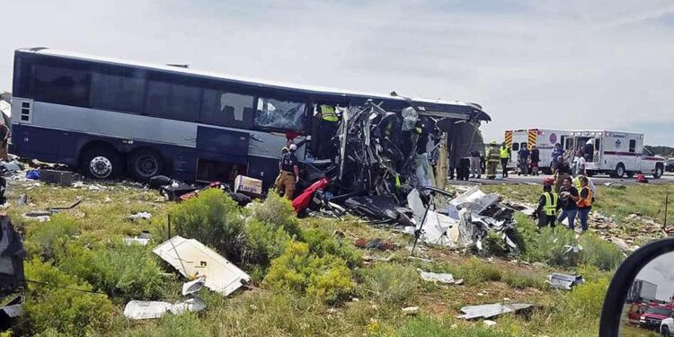 Horror bus crash kills 21: Overcrowded bus ‘carrying Buddhist pilgrims’ plummets off cliff in Sri Lanka – Daily Mail
