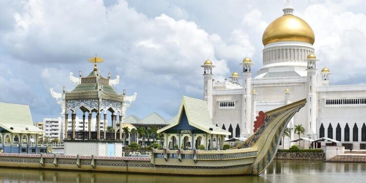 Brunei Darussalam’s Crown Prince Escorts Prabowo from Hotel to Nurul Iman Palace – Tempo.co English