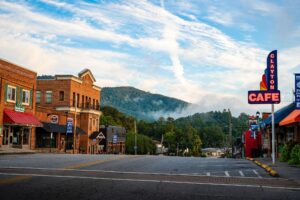 This Georgia Mountain Town Stays 10 Degrees Cooler Than Nearby Cities In Summer – Southern Living