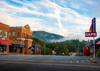 This Georgia Mountain Town Stays 10 Degrees Cooler Than Nearby Cities In Summer – Southern Living