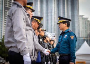 Busan Police Officer Rescues Two Victims in Cambodia – 조선일보