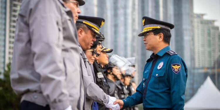 Busan Police Officer Rescues Two Victims in Cambodia – 조선일보