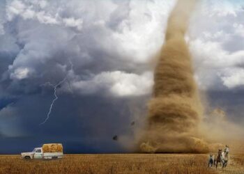 Towering tornado spirals over Inner Mongolia – BBC