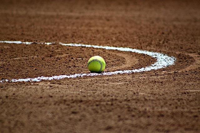No. 5 Softball Stages Thrilling Comeback to Win Series Opener at No. 13 Georgia