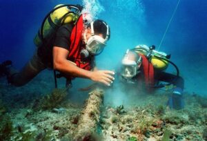 Military diver dies off Maldives searching for bodies of 4 who perished in underwater cave – Los Angeles Times
